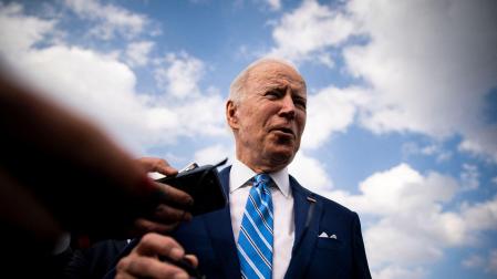 Joe Biden atiende a los periodistas antes de subir al Air Force One este martes