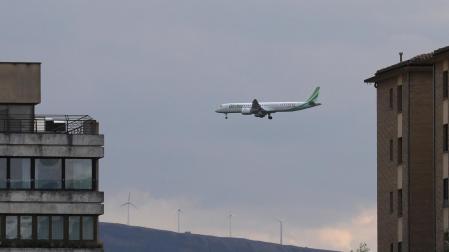 Un avión sobrevuela el cielo de Pamplona