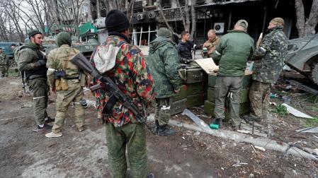 Miembros de las milicias prorusas en Mariupol