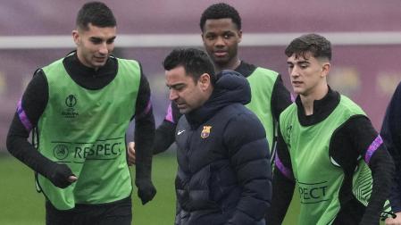 Xavi dirige el entrenamiento del Barcelona de este miércoles antes de la vuelta contra el Eintracht