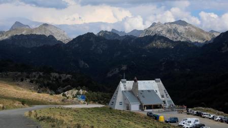 Una vista del refugio Ángel Olorón de Belagua, con el Pirineo al fondo