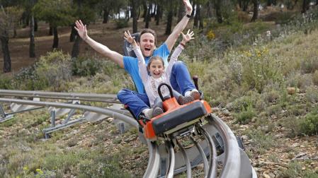 Un padre disfruta junto a su hijo de Senda Viva. Esta semana se inaugura la nueva temporada