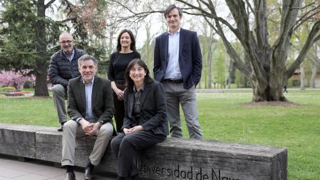Izda a dcha, de pie: Ignacio López-Goñi, Carmen Erviti y Bienvenido León. Sentados; Ramón Salaverría y María Pilar Martínez Costa, investigadores de la Universidad de Navarra del proyecto RRSSalud