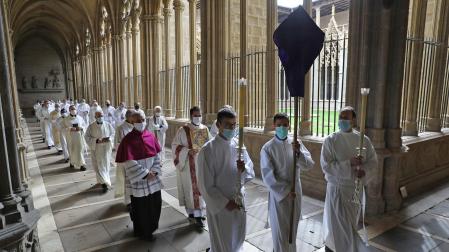 Comitiva de sacerdotes en el claustro de la Catedral de Pamplona rumbo a la Misa Crismal de ayer