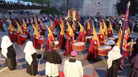 La banda de la Cofradía de la Flagelación de Logroño, junto al paso del Prendimiento