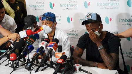 El médico Laureano Quintero (centro) comunica a los medios el fallecimiento de Freddy Rincón