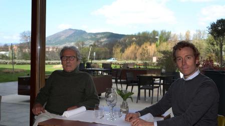 Joaquín Ausejo Segura (izda) y su hijo, Joaquín Ausejo Asiáin, en el hotel Alma de Pamplona, momentos antes de la entrevista