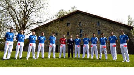 Los 12 pelotaris que a partir de hoy se juegan la txapela del Manomanista, cuya final se disputará el 29 de mayo en el Navarra Arena