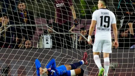 Araujo desesperado en una de las acciones del partido