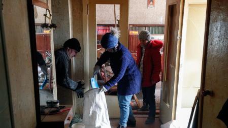 Tres personas limpian su vivienda en la localidad de Makariv, cerca de Kiev