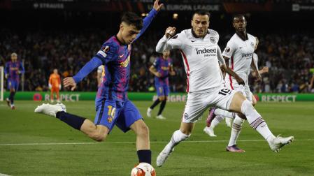 Pedri, en un momento del partido frente al Eintrach