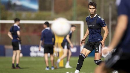 Lucas Torró observa el balón durante el entrenamiento de este viernes 15 de abril en Tajonar