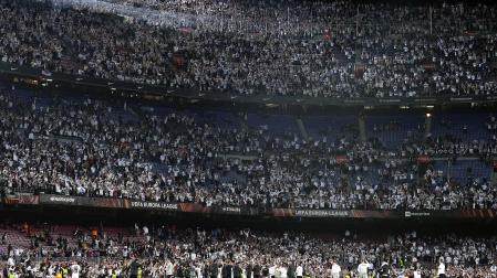 Los jugadores del Eintracht celebran con la grada de sus aficionados la victoria en el Camp Nou