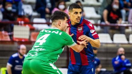 Hamza, del Levante y Tony, de Osasuna Magna forcejean para ganar la posición