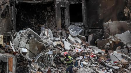 Bomberos desescombran un edificio bombardeado, en Borodianka (Ucrania), el pasado 13 de abril