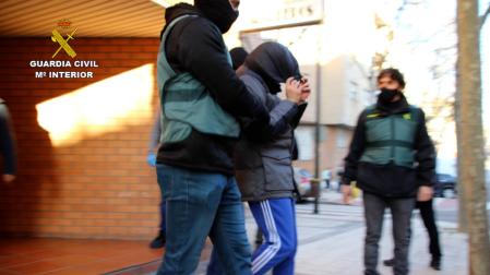 Uno de los detenidos en la operación policial