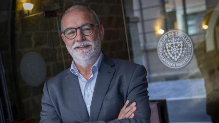 Ignacio Cabeza del Salvador posa sonriente ante la puerta de entrada de la Cámara de Comptos, en la calle Ansoleaga de Pamplona