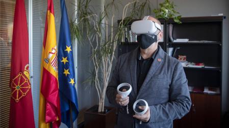 El consejero foral de Universidad, Innovación y Transformación Digital, Juan Cruz Cigudosa, con gafas de realidad virtual