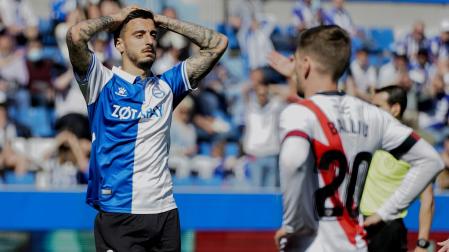 Joselu se lamenta tras fallar una ocasión