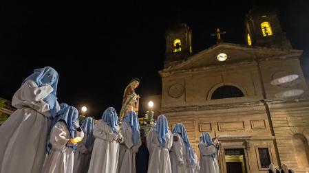 El paso de La Verónica aguarda junto al resto al acabar la procesión junto a la iglesia de San Juan