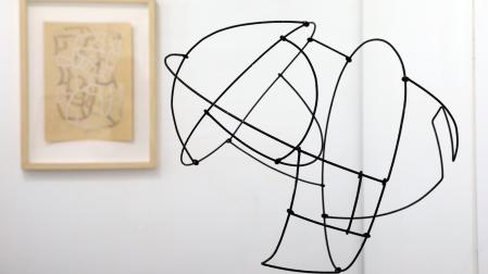 Una de las esculturas de Juan Chillida, en la que el artista juega con las formas y el volumen a través del alambre