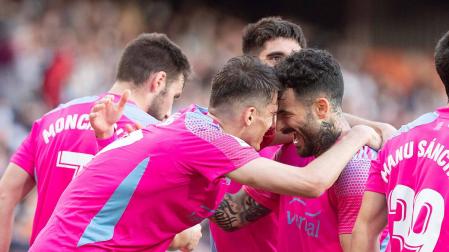 Budimir y Rubén García, goleador y asistente del 0-2 en Valencia, se abrazan tras el gol