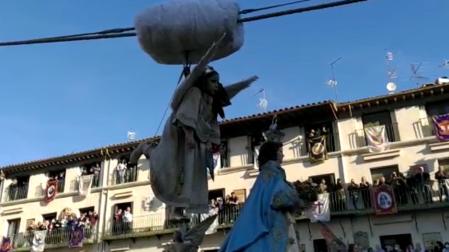 La niña Verónica Serrano Lacalle, enfundada en el papel de Ángel, ha anunciado la Resurrección de Jesús