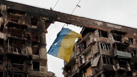 Una bandera de Ucrania en un edificio arrasado en Mariupol, Ucrania