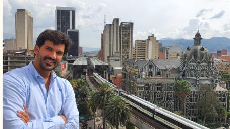 Miguel Guembe, de 34 años, en la terraza del hotel Nutibara. Detrás, el metro de Medellín sobre la plaza Botero