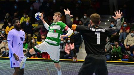 Carlos Chocarro se eleva para lanzar ante el  azulgrana Gonzalo Pérez de Vargas en la pasada Copa del Rey