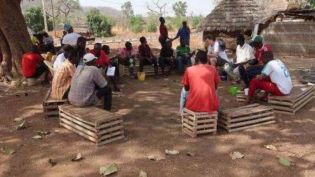 Julen Villarreal Moreno dirige una sesión de alfabetización en una de las aldeas bedik en las que se han entregado ejemplares del libro Los tiempos antiguos.