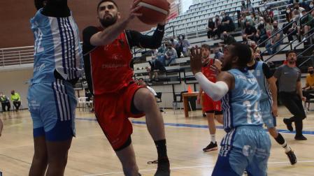 El base del Basket Navarra Javier Balastegui penetra ante la defensa de Berry y Kimbrough
