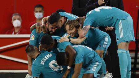 Los jugadores del Real Madrid celebran uno de los goles