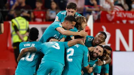 La plantilla del Real Madrid celebra la remontada ante el Sevilla