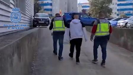 Los detenidos obligaban a su víctima a ejercer la prostitución en clubes de alterne e incluso en la calle