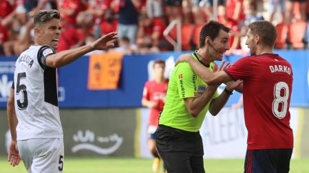 Darko Brasanac protesta a De Burgos Bengoetxea un gol anulado en presencia de Paulista