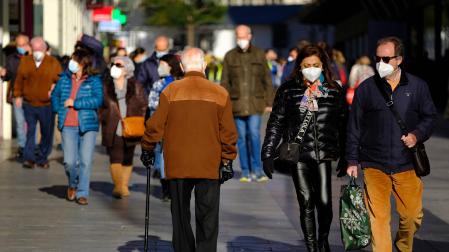 Ciudadanos paseando por las calles de Madrid con mascarillas