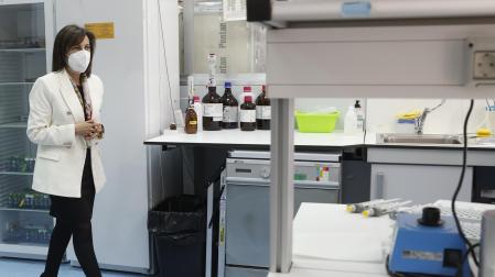 La ministra de Defensa, Margarita Robles en su visita este lunes al Instituto de Toxicología de la Defensa en el Hospital Central de la Defensa Gómez Ulla de Madrid