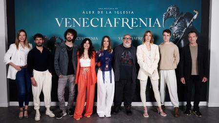 Carolina Bang, Nico Romero, Berto Bang, Goize Blanco, Silvia Alonso, Alex de la Iglesia, Ingrid García Jonsson, Nicolás Illoro y Cosimo Fusco, en el estreno de la nueva película de terror de Alex de la Iglesia, 'Veneciafrenia'