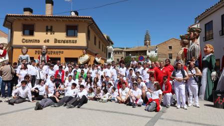 Integrantes de las comparsas que participaron en la Gigantada de Arguedas posaron juntos