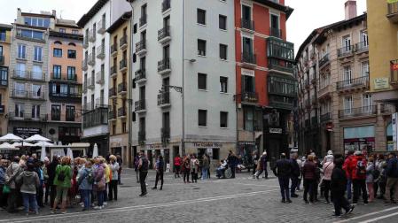 Dos grupos de visitas guiadas confluyen en la Plaza del Ayuntamiento, un lugar en el que pasan la mayoría de turistas y peregrinos