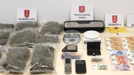 En el interior de la vivienda encontraron 22 gramos de heroína, 2 kilos de marihuana, una pequeña cantidad de hachís y 585 euros en metálico