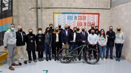Chivite y Ciriza, con los responsables de Conor Bikes