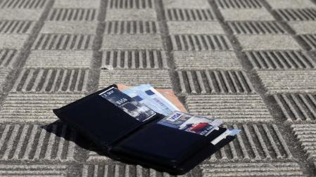 Una cartera extraviada en el suelo