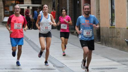 Un grupo de participantes en la edición de 2019, corriendo por las calles de Estella