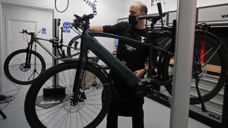 Un mecánico, arreglando una bicicleta