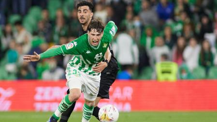 Juan Miranda, lateral del Betis, trata de zafarse de un rival
