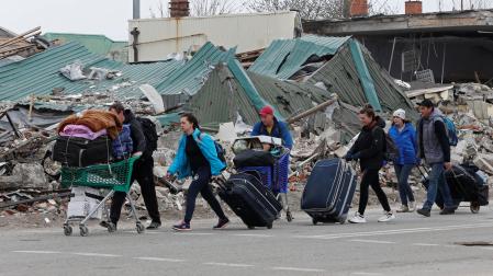 Residentes de Mariupol huyen de la ciudad