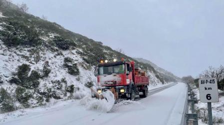 El dispositivo de vialidad invernal actúa en las carreteras de Ávila, donde se acumulan hasta 8 centímetros de nieve