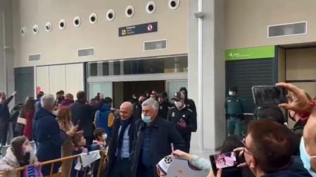 Vídeo de la llegada de la plantilla del Real Madrid al aeropuerto de Pamplona